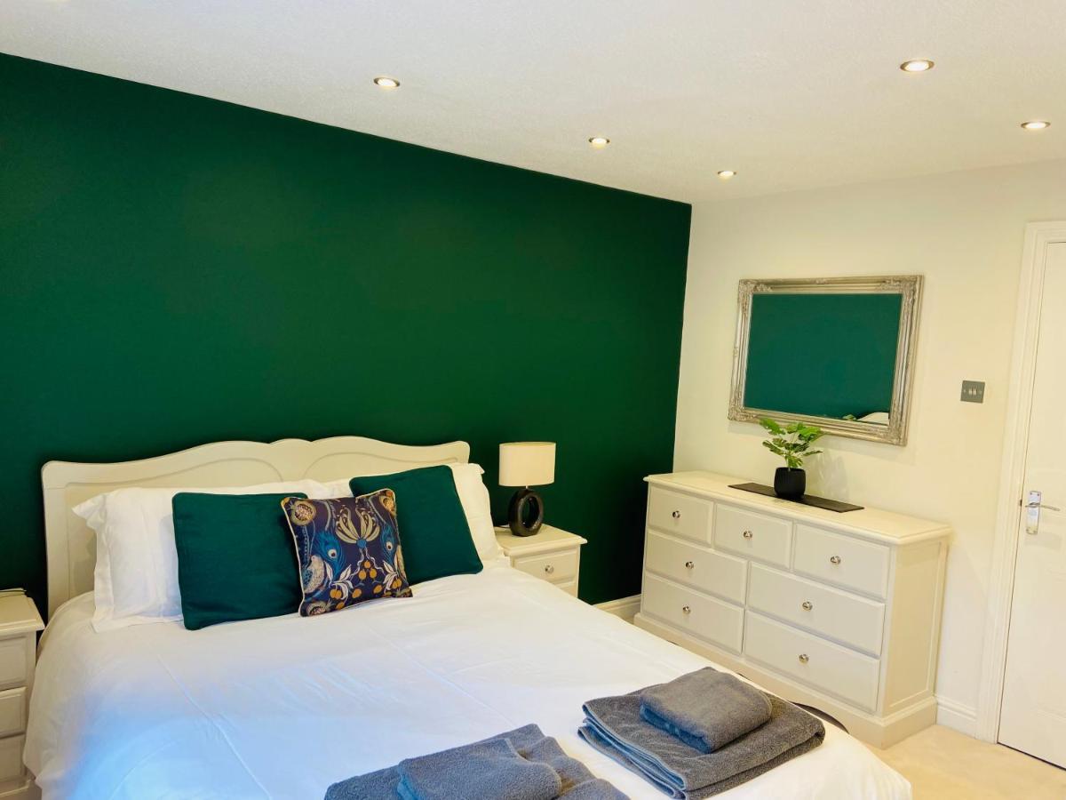 Holiday home Luxurious 2 Bed House 10 Minute Walk From Station