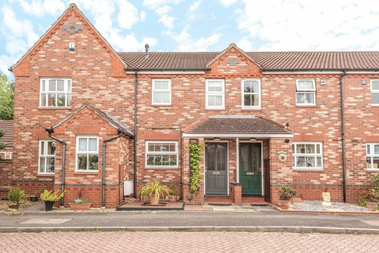 Luxurious 2 Bed House 10 Minute Walk From Station Holiday home *