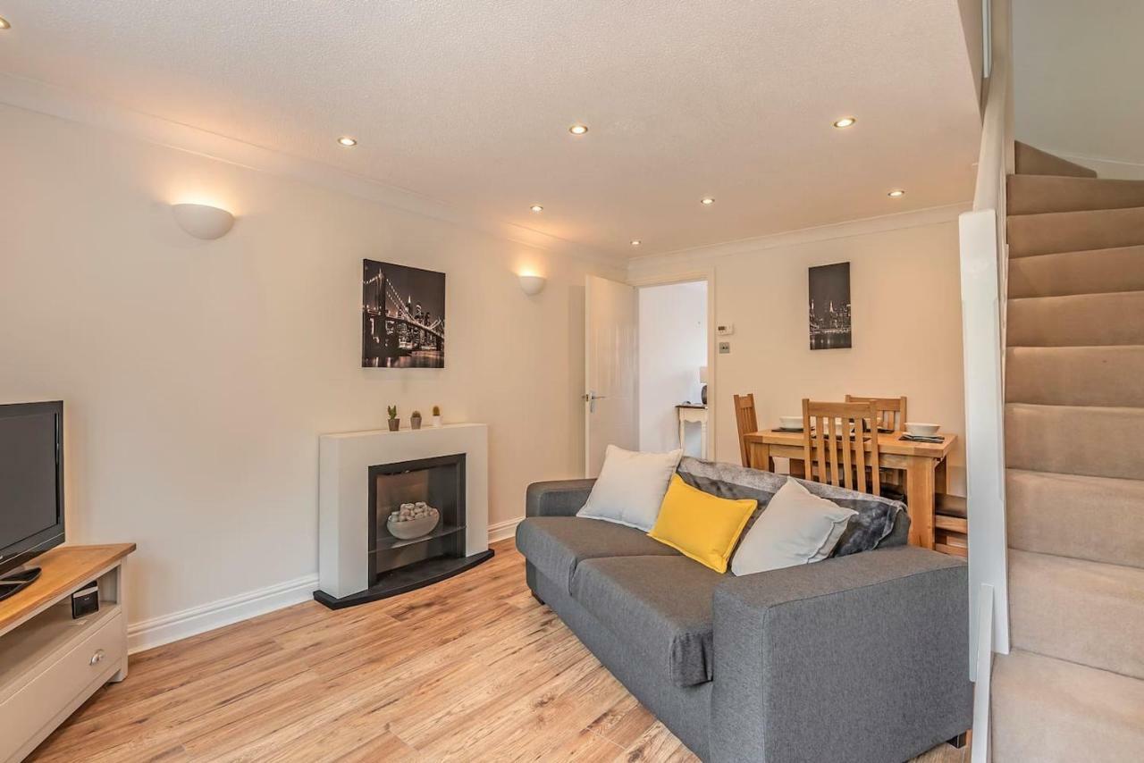 Holiday home Luxurious 2 Bed House 10 Minute Walk From Station *