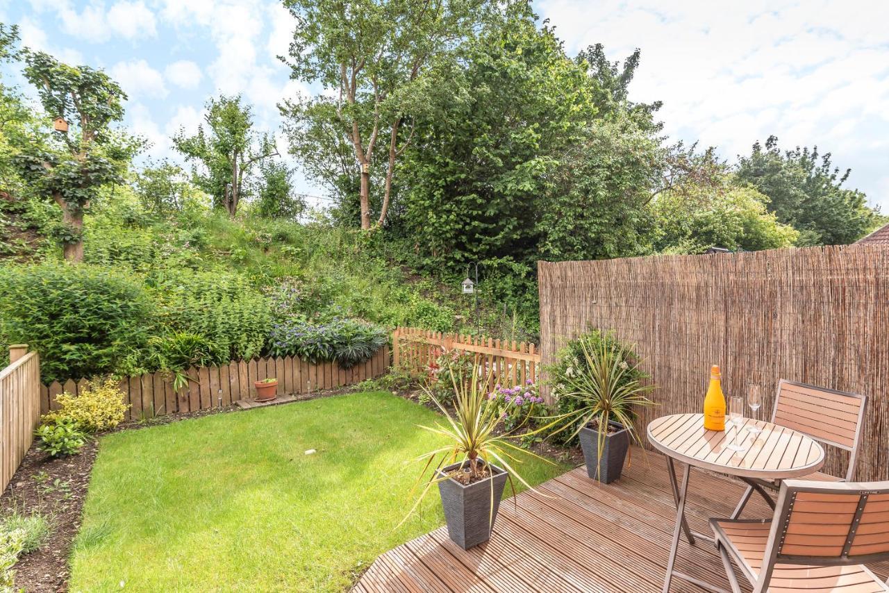 Luxurious 2 Bed House 10 Minute Walk From Station Holiday home